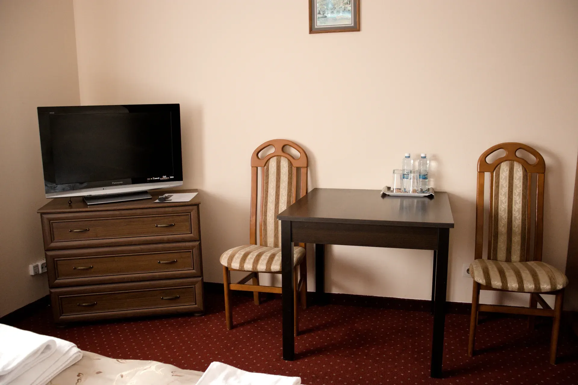 Pokój z biurkiem, telewizorem i zestawem do kawy