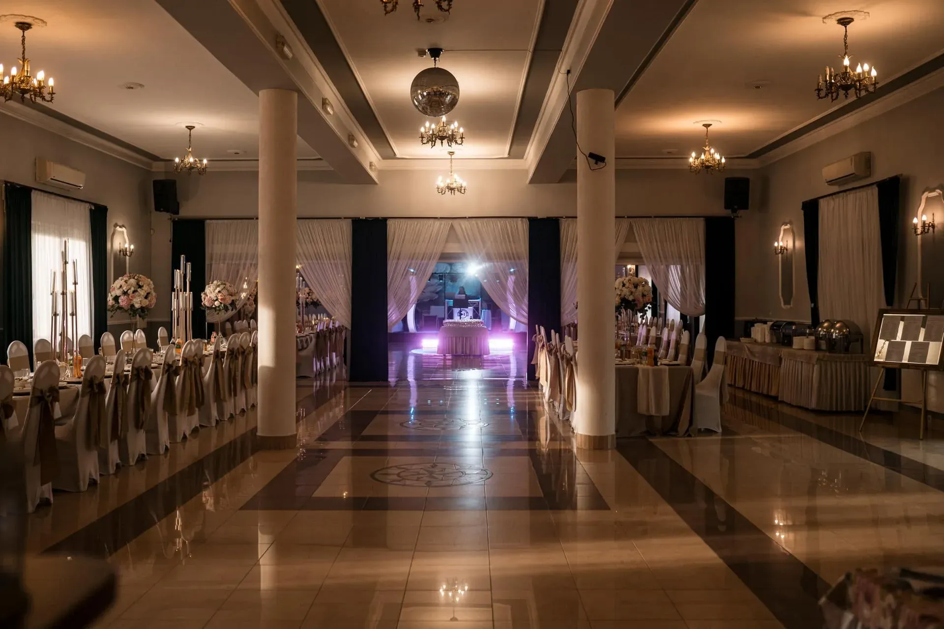 Zastawa stołowa z eleganckimi serwetkami