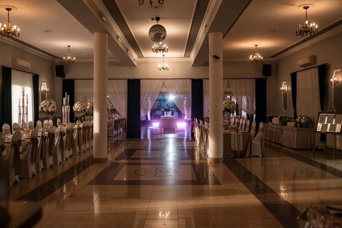 Elegancko przygotowana sala na przyjęcie