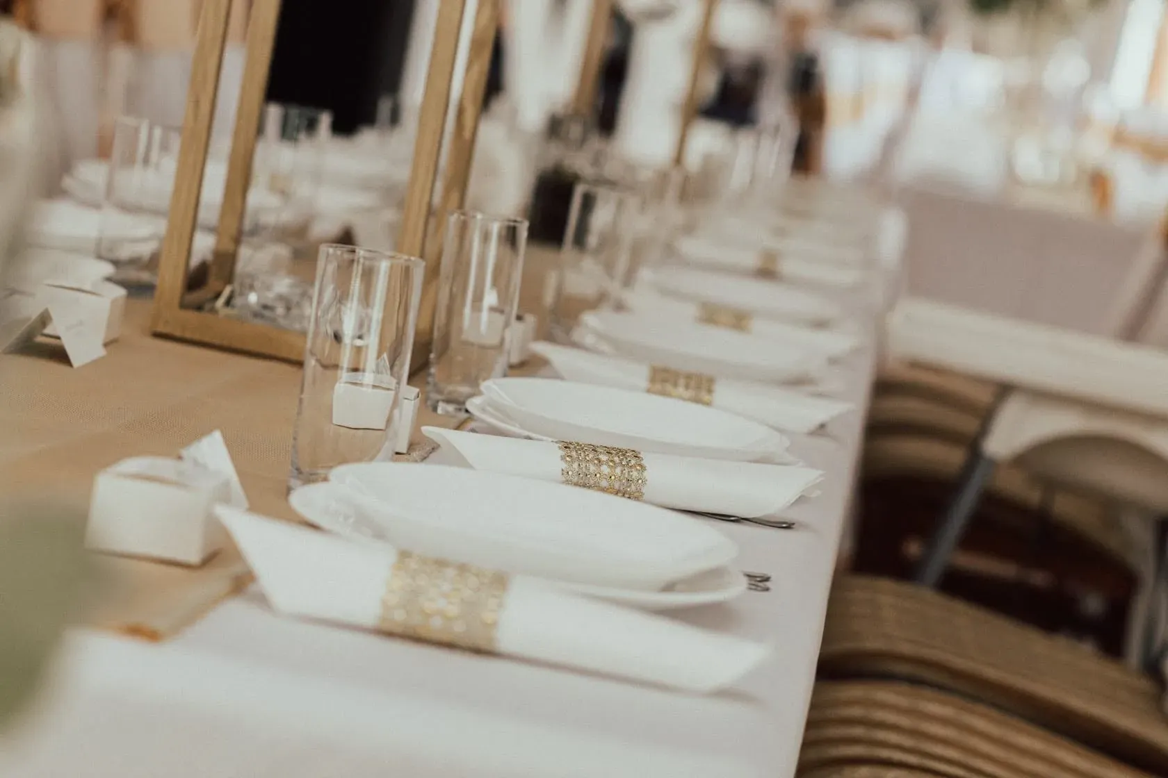 Eleganckie detale dekoracji na stole weselnym