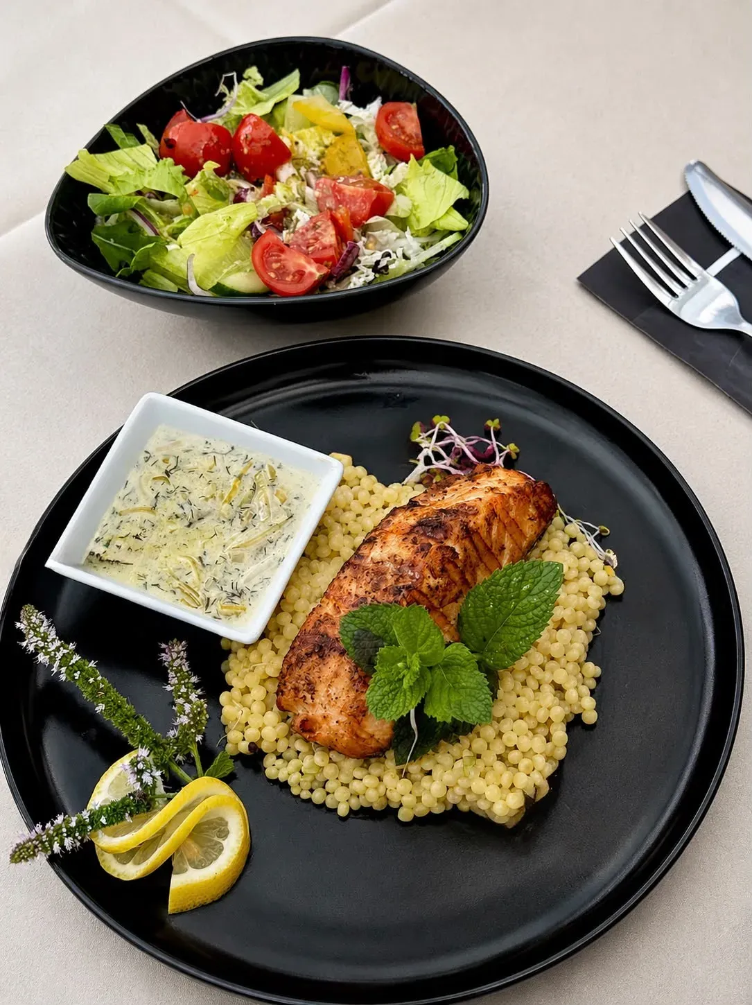 Dania restauracji Pensjonatu Korona — grillowany filet z łososia
