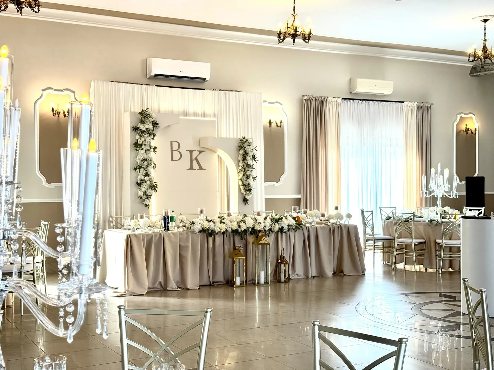Sala weselna w Pensjonacie Korona — stół prezydialny, złote krzesła i parkiet